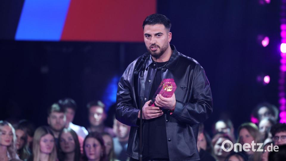 Tahsim Durgun wurde bei der 1Live-Krone-Verleihung im Dezember 2025 in der Kategorie „Beste Unterhaltung“ ausgezeichnet. (Archivbild) Bild: Friso Gentsch/dpa
