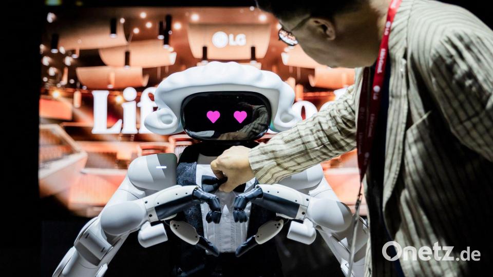 Berlin: Technik trifft Taktstock – Roboter im Dirigenten-Look bei Performance am zweiten IFA-Pressetag 2026 Bild: Christoph Soeder/dpa