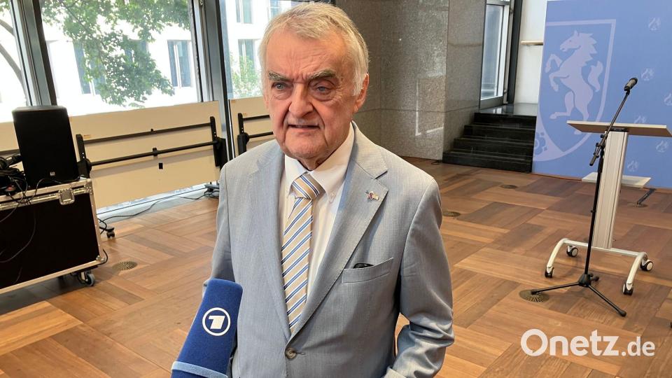 Nordrhein-Westfalens Innenminister Herbert Reul (CDU) sagt, eine Überwachung mit Polizeikräften sei angesichts der Dimension, etwa von Strom- oder Bahnnetzen, nicht möglich. Bild: Volker Danisch/dpa