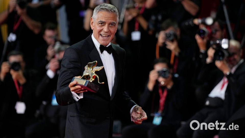 George Clooney posiert bei der 83. Ausgabe der Filmfestspiele von Venedig mit dem Goldenen Löwen für sein Lebenswerk vor den Fotografen. Bild: Alessandra Tarantino/Invision/AP/dpa
