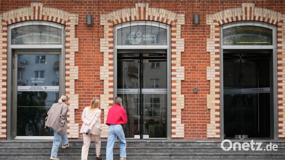 Kulturhaus im Blick – Besucher betreten das Goethe-Institut in Moskau Bild: Pavel Bednyakov/AP/dpa