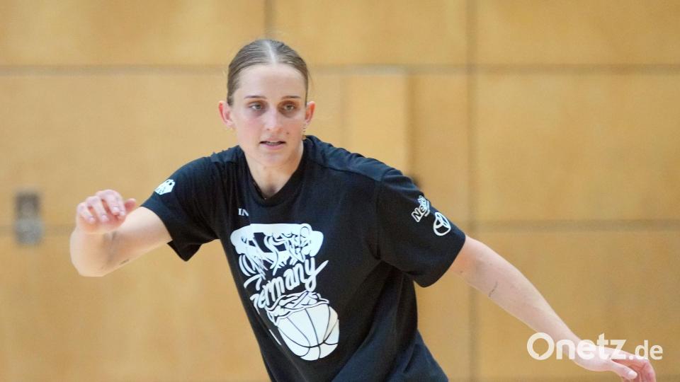 Leonie Fiebich ist der Star bei Deutschlands Basketballerinnen. Bild: Soeren Stache/dpa