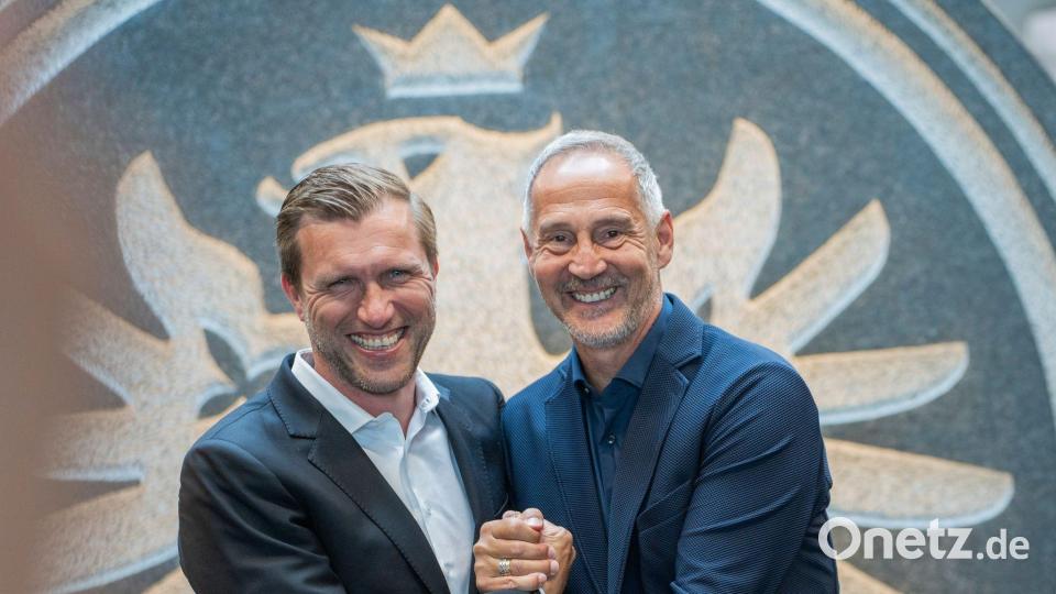 Das Verhältnis zwischen Markus Krösche (l) und Trainer Adi Hütter (r) gilt als belastet. (Archivbild) Bild: Andreas Arnold/dpa