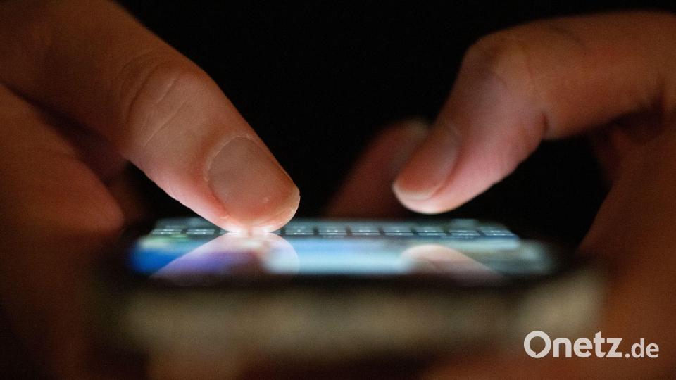 Eine Fanszene feiert Amokläufer und Attentäter im Netz. (Symbolbild) Bild: Sebastian Kahnert/dpa