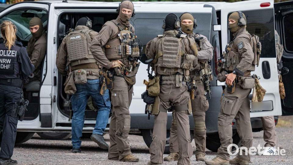 Die Spezialeinsatzkräfte der Polizei stürmten den Camper-Lkw, der Mann war aber nicht drin. Bild: Daniel Evers/WupperVideo/dpa