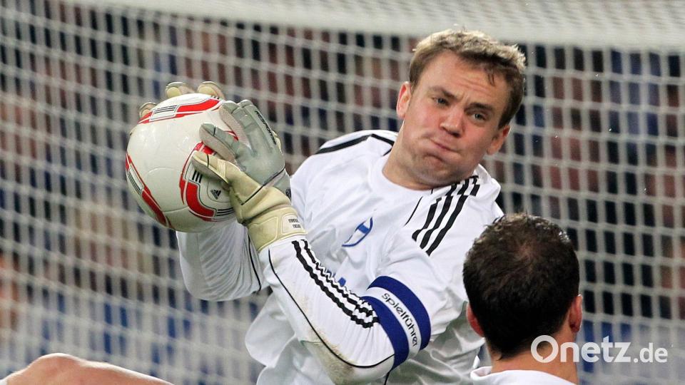 Der junge Manuel Neuer im Schalke-Trikot in Aktion. (Archivbild) Bild: picture alliance / dpa