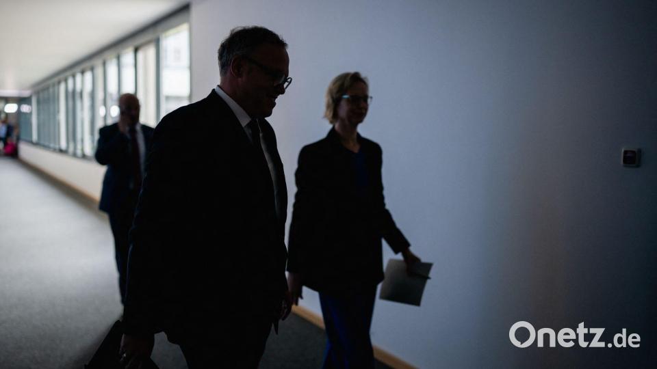 Trotz der Parteiaustritte von BSW Abgeordneten wollen Mario Voigt (CDU, l) und Katja Wolf weiterregieren. Bild: Jacob Schröter/dpa