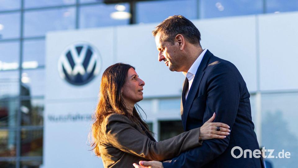 Standen in der Auseinandersetzung auf einer Seite: VW-Betriebsratschefin Daniela Cavallo und Niedersachsens Ministerpräsident Olaf Lies (SPD). (Archivbild) Bild: Michael Matthey/dpa