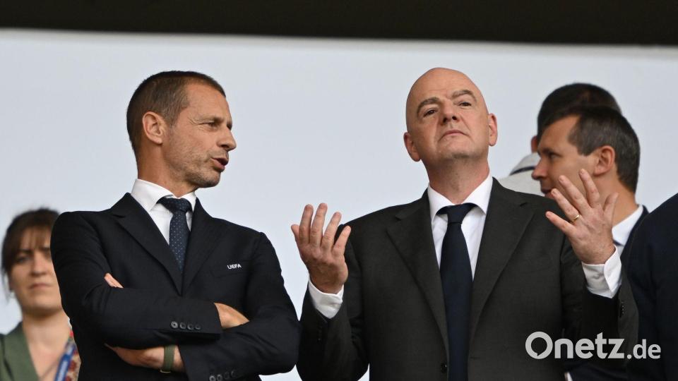 Sie haben keine Gesprächsgrundlage mehr: UEFA-Chef Aleksander Ceferin und FIFA-Chef Gianni Infantino. (Archivbild) Bild: Robert Michael/dpa