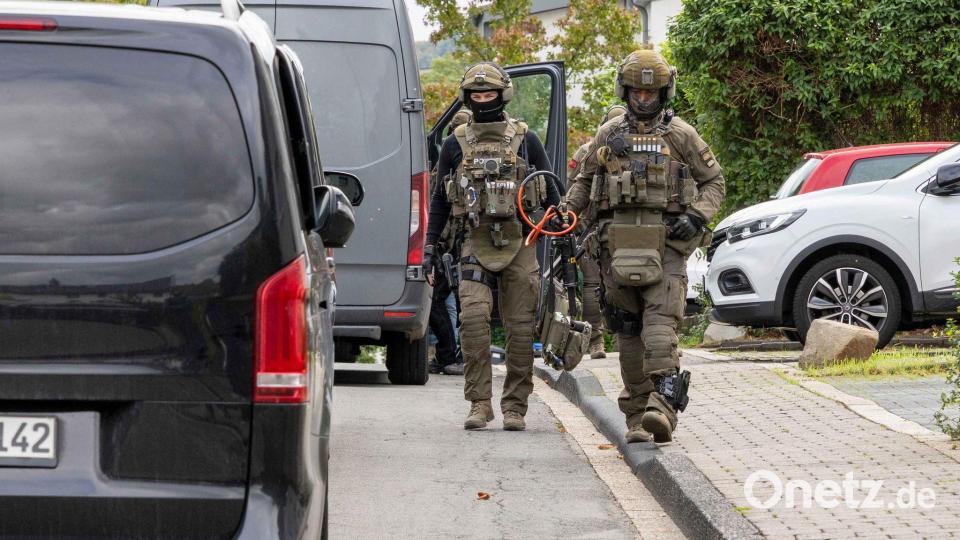 Polizisten bei der Fahndung nach einem Mann, der die Bekennerschreiben zu Sabotageakten an Umspannwerken verfasst haben soll. Bild: Justin Brosch/dpa