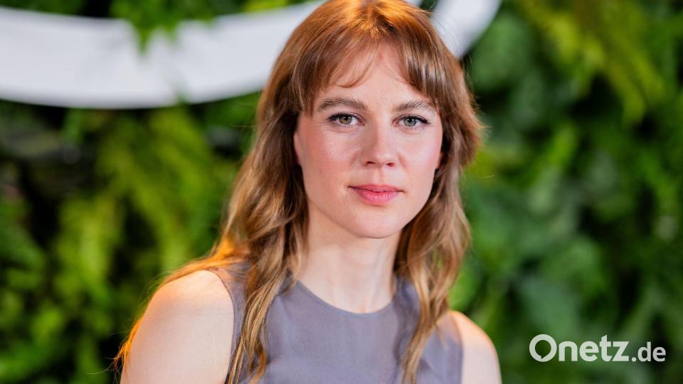 Alicia von Rittberg spielt Königin Silvia für Prime Video und Sat.1 in der Serie „Queen Silvia“. (Archivbild) Bild: Rolf Vennenbernd/dpa