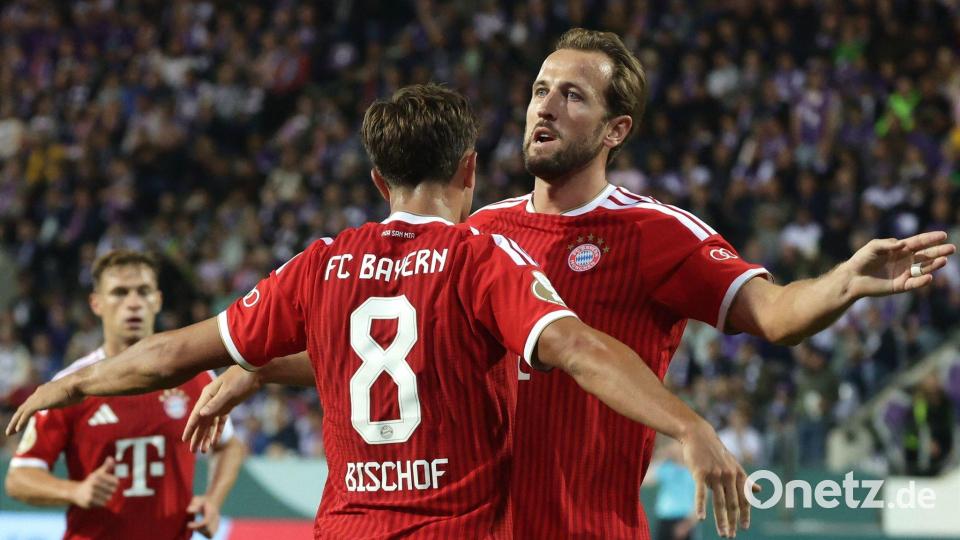 DFB-Pokal: Tom Bischof jubelt mit Teamkollege Harry Kane (r) über seinen Treffer zum 1:2. Bild: David Ebener/dpa