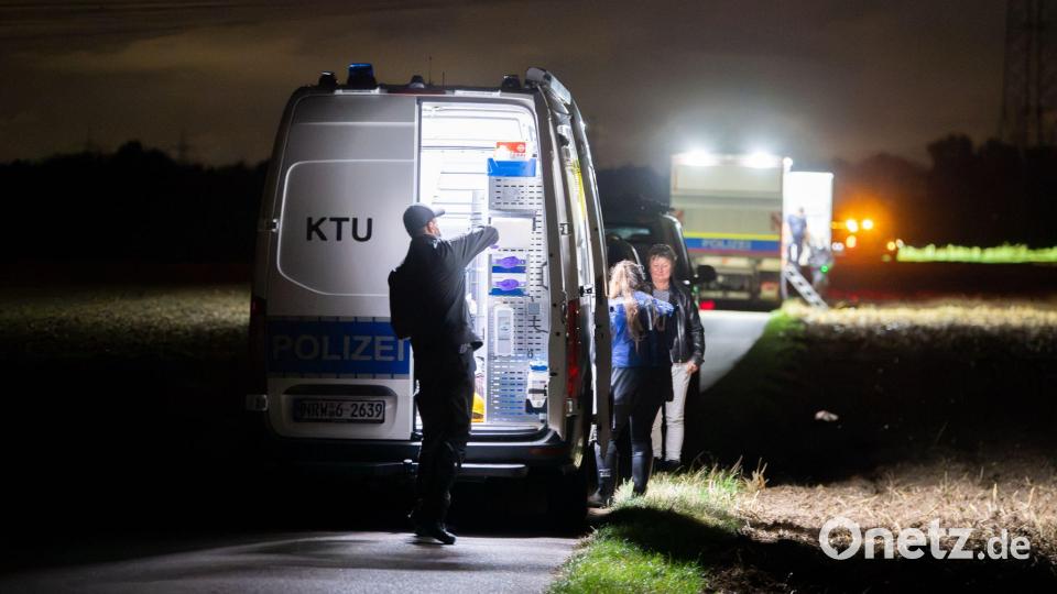 Kriminaltechniker arbeiten am Umspannwerk in Dormagen, nachdem hier ein verdächtiger Gegenstand entdeckt wurde. Bild: Alexander Franz/dpa