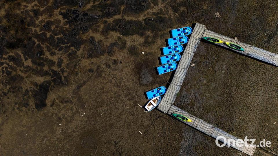 Boote liegen in einem der Arme des Solina-Sees in der Nähe des Dorfes Zawoz im Südosten Polens auf dem Trockenen. Bild: Darek Delmanowicz/PAP/dpa