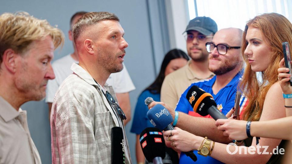 Podolski warnte Kritiker auch deutlich vor weiteren Beleidigungen. Bild: Uwe Anspach/dpa