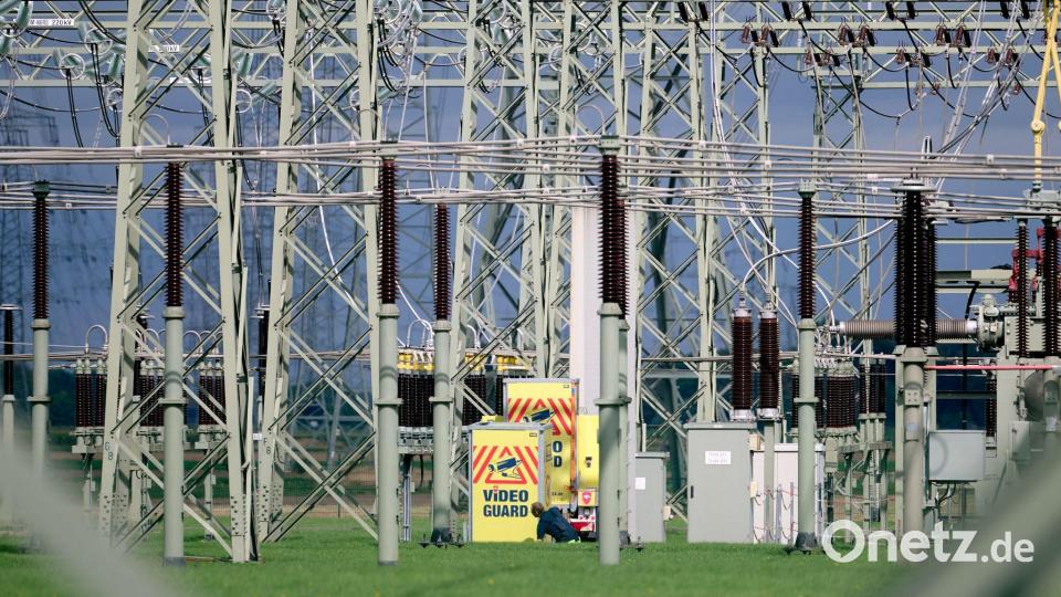 Am Umspannwerk bei Dormagen entdeckte ein Spaziergänger einen verdächtigen Gegenstand. Bild: Bernd Thissen/dpa