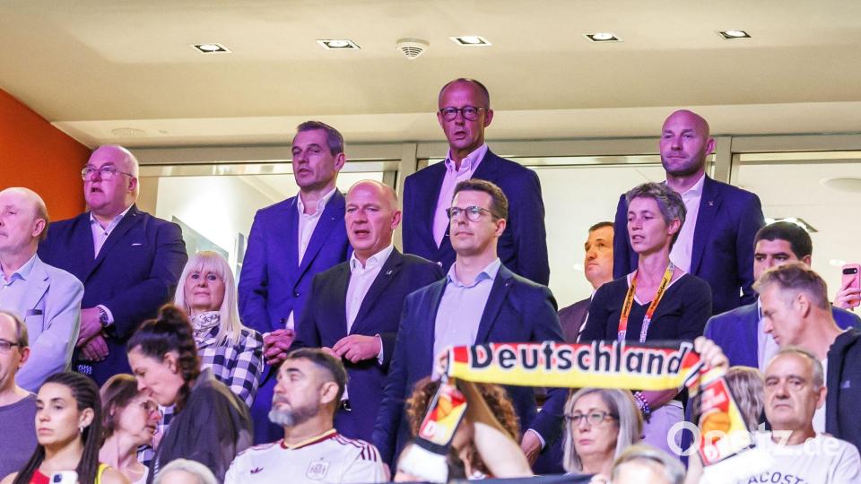 Bundeskanzler Friedrich Merz schaute sich das Auftaktspiel der deutschen Basketballerinnen an. Bild: Andreas Gora/dpa