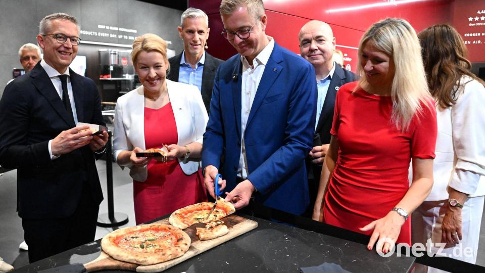 Fast wie bei der Grünen Woche: An mehreren Stationen konnten sich die Politiker über Stärkungen freuen, unter anderem gab es Pizza aus einem smarten Ofen. Bild: Bernd von Jutrczenka/dpa