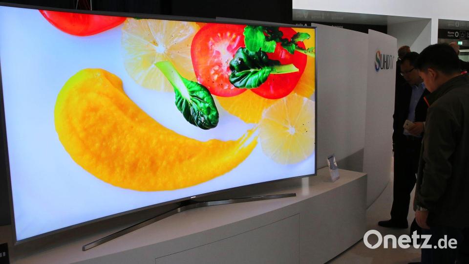 Besucher betrachten auf der IFA 2015 hochauflösende gebogene Flachbildschirme von Samsung. Bild: Wolfgang Kumm/dpa