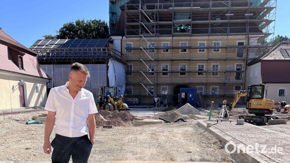 Der neue Museumsleiter Dr. Matthias Schöberl hört schon mal genau hin: Im Innenhof von Schloss Theuern nimmt die historische Grubenbahn bald wieder Fahrt auf. Tourismus-Chef Hubert Zaremba (links) ist auch mit von der Partie. Bild: Christine Hollederer