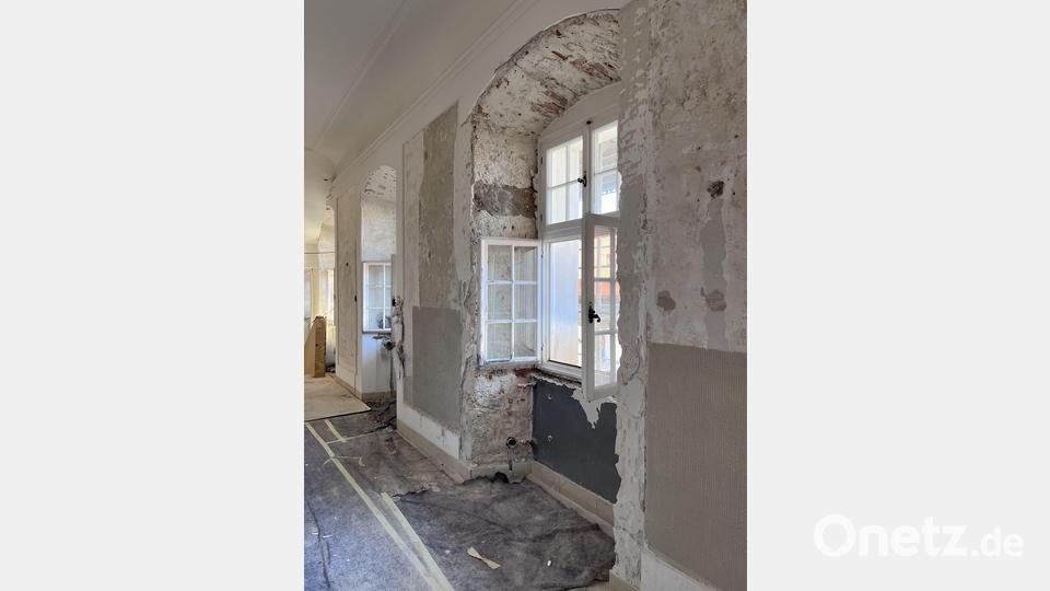 Nicht nur im Innenhof wird fleißig gearbeitet. Auch im Hammerherrenschloss sind die Bauarbeiten deutlich erkennbar. Bild: Christine Hollederer