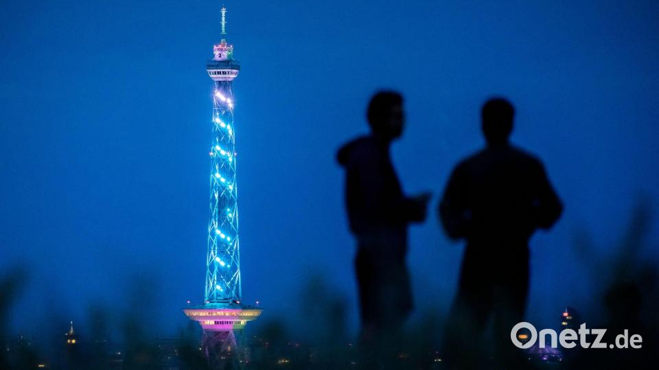 Der Funkturm in Berlin, hier gesehen vom Drachenberg aus, wird im Rahmen der offiziellen IFA-Eröffnungsgala an seinem 100. Geburtstag bunt beleuchtet. Bild: Christoph Soeder/dpa
