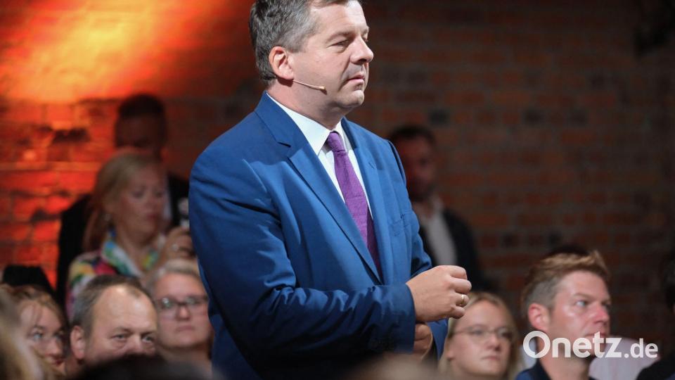 „Und ich finde es ganz spannend, dass jetzt hier aus Berlin wieder Einzelne mir irgendwo Ratschläge geben, was ich nicht machen darf“, sagt Sven Schulze (CDU). Bild: Klaus-Dietmar Gabbert/dpa