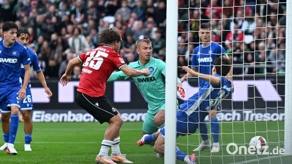 Lars Gindorf (Mitte l) trifft gegen den Karlsruher SC zum 1:0 für Hannover 96. Bild: Swen Pförtner/dpa