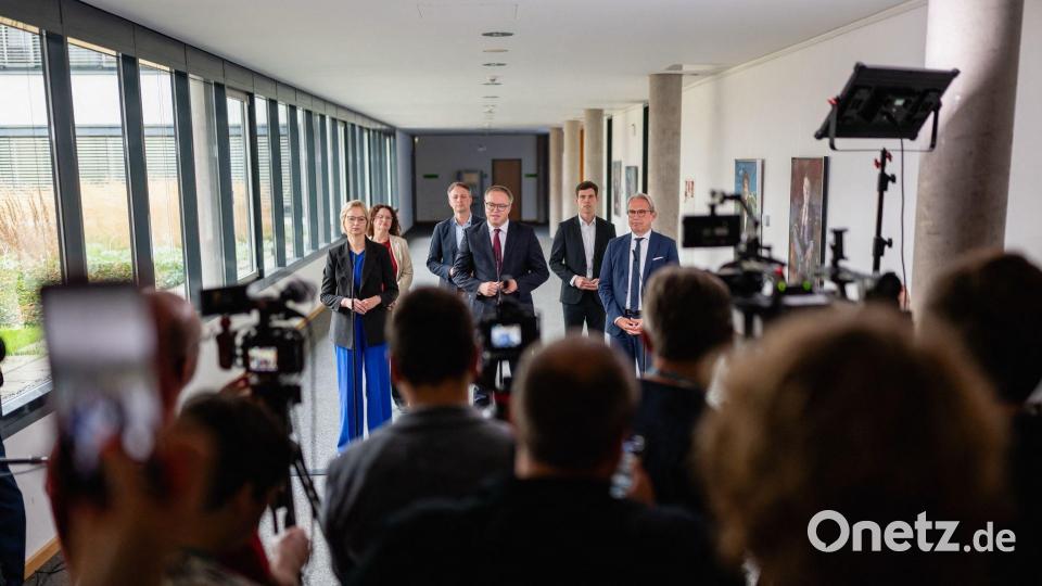 Die Thüringer Landesregierung um Ministerpräsident Mario Voigt (CDU) will weitermachen - wie genau, das ist offen. Bild: Jacob Schröter/dpa