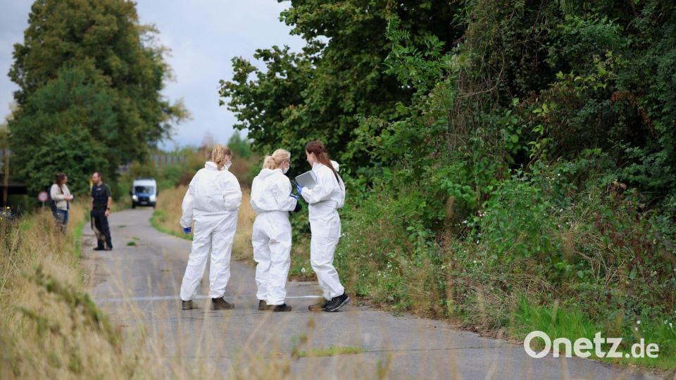 In der Nähe eines Umspannwerks bei Eschweiler durchkämmte die Polizei die Umgebung. Anlass waren Bekennerschreiben, in dem der Ort erwähnt wird. Bild: Christoph Reichwein/dpa