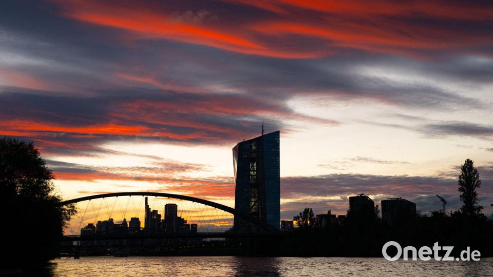 Das letzte Licht des Tages lässt die Wolken über der Europäischen Zentralbank (EZB) in Frankfurt rot leuchten. Bild: Boris Roessler/dpa