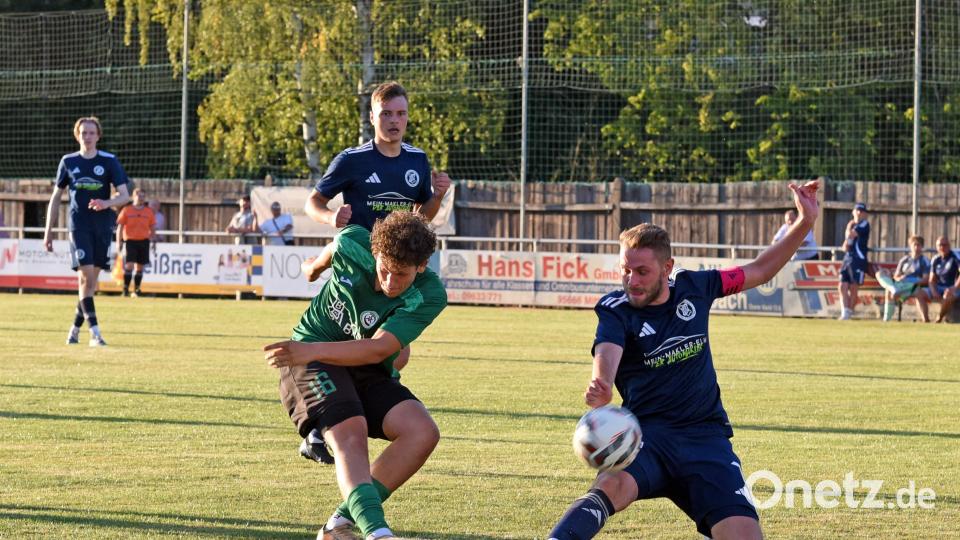 Beim 6:2-Erfolg im Kreispokal beim TSV Thiersheim erzielte Pascal Höcht (links, Szene aus dem Spiel gegen Regnitzlosau) zwei Tore für den SV Mitterteich. Archivbild: Rudi Gebert
