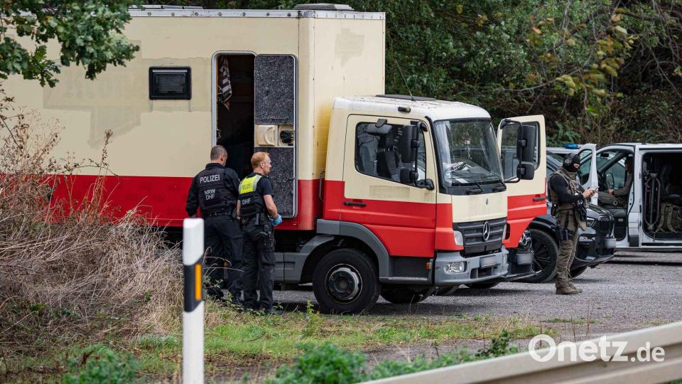 Dieser zu einem Wohnwagen umgebaute Lastwagen soll vom Tatverdächtigen sein. Die Polizei fand ihn dort nicht. Bild: Daniel Evers/WupperVideo/dpa