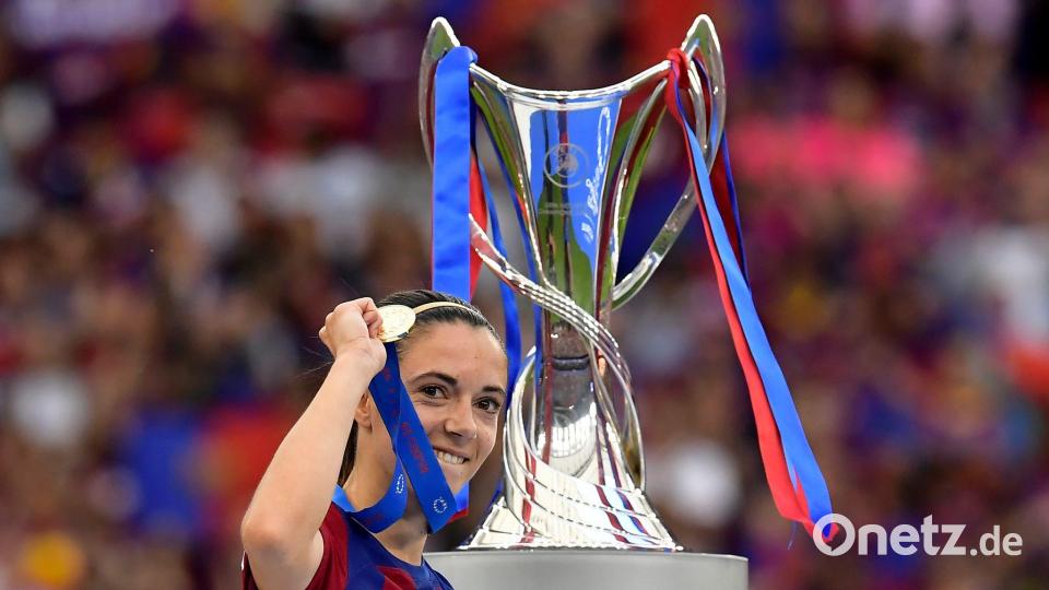 Titelsammlerin: Die dreimalige Weltfußballerin Aitana Bonmatí holte den Silberpokal mit Barça schon viermal. (Archivbild) Bild: Alvaro Barrientos/AP/dpa