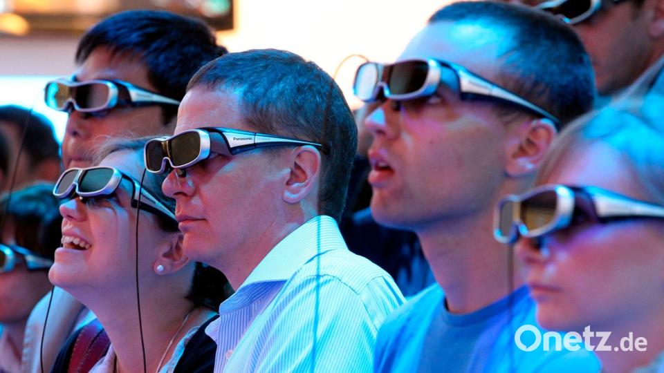 Besucher der IFA 2010 tragen 3D-Brillen. Bild: picture alliance / dpa