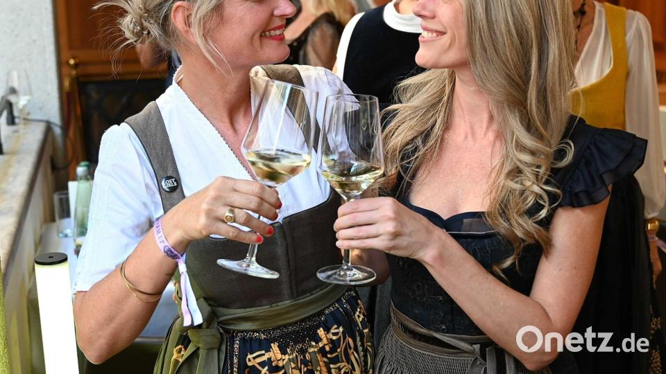Sina Scherer (links) und Silke Völling veranstalten das lesbische WIesn-Event. Bild: Lucas Caspari/dpa