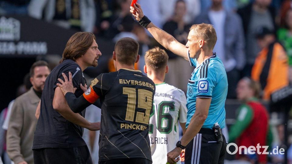 Elversbergs Trainer Vincent Wagner beschwert sich beim Schiedsrichter zu laut. Bild: David Inderlied/dpa