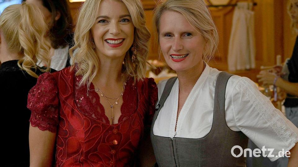 Veranstalterin Scherer (rechts) mit Bräurosl-Wirtin Franziska Reichert. Bild: Lucas Caspari/dpa