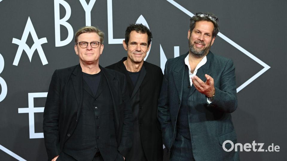 Die Macher von „Babylon Berlin“ (von links nach rechts): Henk Handloegten, Tom Tykwer und Achim von Borries. (Archivbild) Bild: Jens Kalaene/dpa