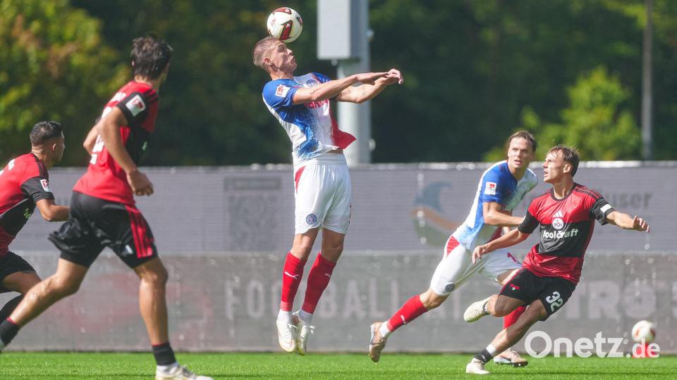 Kiels Phil Harres beim Kopfball. Später traf der Angreifer für Holstein zum 1:1. Bild: Marcel von Fehrn/dpa