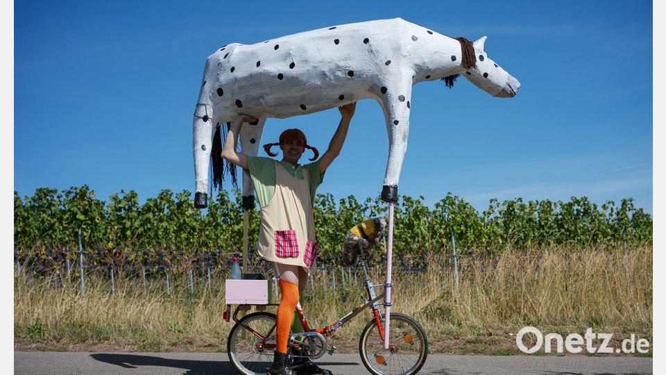 Spaß mit Pippi Langstrumpf und "Kleiner Onkel": Ein Teilnehmer beim Kalmit-Klapprad-Cup in Maikammer in Rheinland-Pfalz. Bild: Oliver Dietze/dpa