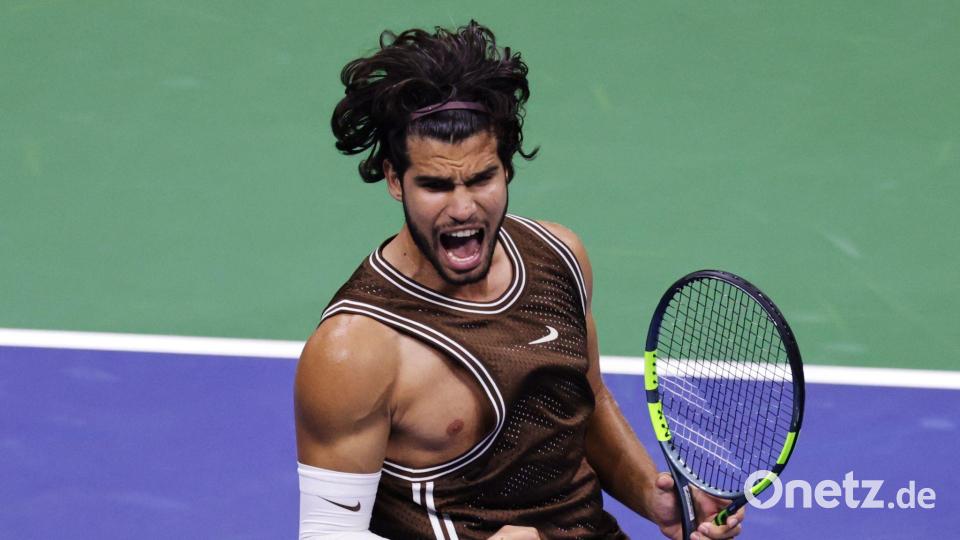 In den ersten Spielen gab es bei Alcaraz noch Nippel-Alarm. Bild: Adam Hunger/AP/dpa