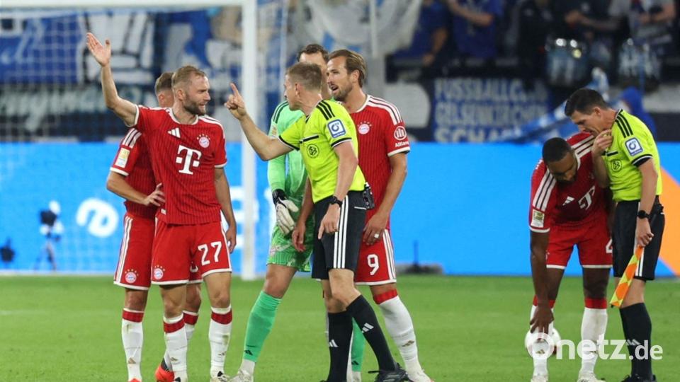 Die Bayern-Spieler beschweren sich bei Schiedsrichter Robert Schröder. Bild: Fabian Strauch/dpa
