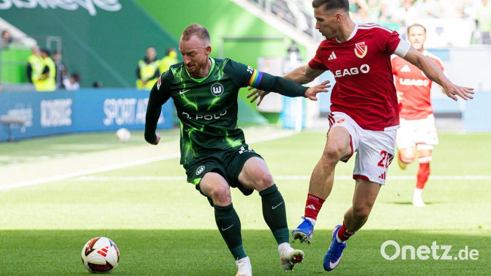 Der VfL Wolfsburg um Maximilian Arnold (l) und Energie Cottbus um Axel Borgmann (r) lieferten sich eine packende Partie. Bild: Michael Matthey/dpa
