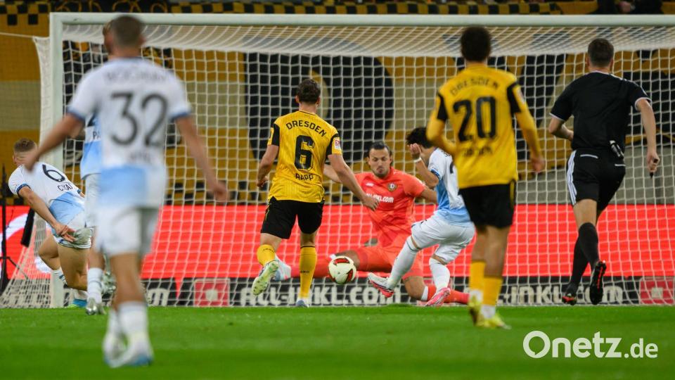 Koji Miyoshi (3.v.r., VfL Bochum) erzielt gegen Torwart Tim Schreiber (3.v.l., Dynamo Dresden) das Tor zum 0:1. Bild: Robert Michael/dpa