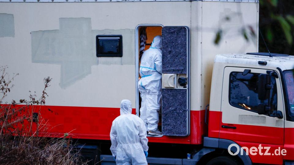 Beamte der Spurensicherung sind auf einem Parkplatz in Niederzier im Einsatz und untersuchen den Lastwagen des Verdächtigen nach Spuren. Die Polizei fahndet weiter mit Hochdruck nach einem Mann, der Sabotageaktionen gegen das deutsche Stromnetz verübt haben soll. Bild: Thomas Banneyer/dpa