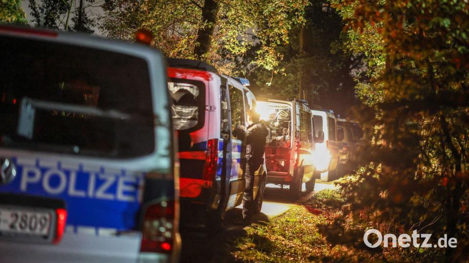 Die Polizei war am Freitag in einem Wald im Einsatz, wo das Fahrzeug des Tatverdächtigen gefunden wurde. Bild: Christoph Reichwein/dpa