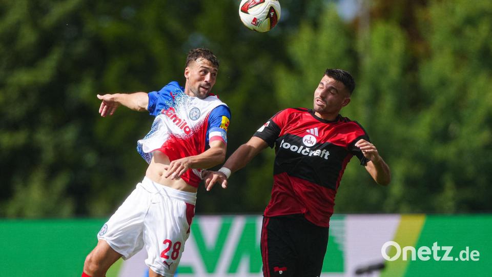 Jonas Meffert (Holstein Kiel, l) und Alexios Kalogeropoulos (1. FC Nürnberg) in Zweikampf. Bild: Marcel von Fehrn/dpa