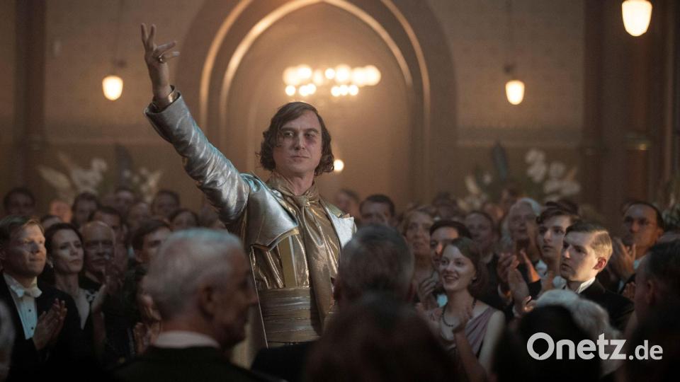 Lars Eidinger in einer früheren Szene aus „Babylon Berlin“. (Archivbild) Bild: Frédéric Batier/X-Filme/ARD/SKY/dpa