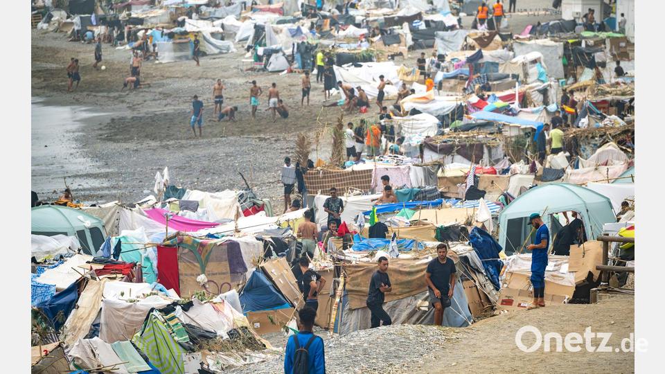 Ein Großteil der noch etwa 5.000 Migranten in Ceuta kampiert seit Wochen an Stränden und an Straßenrändern der von dem Andrang überforderten spanischen Nordafrika-Exklave Ceuta. Bild: Marcos Moreno/EUROPA PRESS/dpa